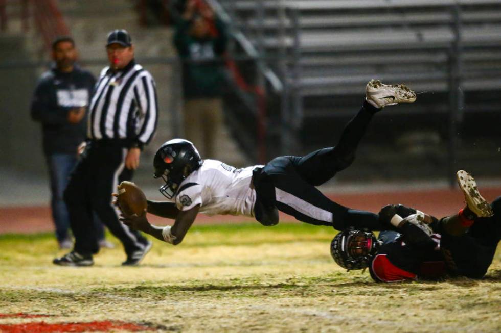 Palo Verde's Charron Thomas (2) reaches the end zone to score a touchdown past Las Vegas' Jaeli ...