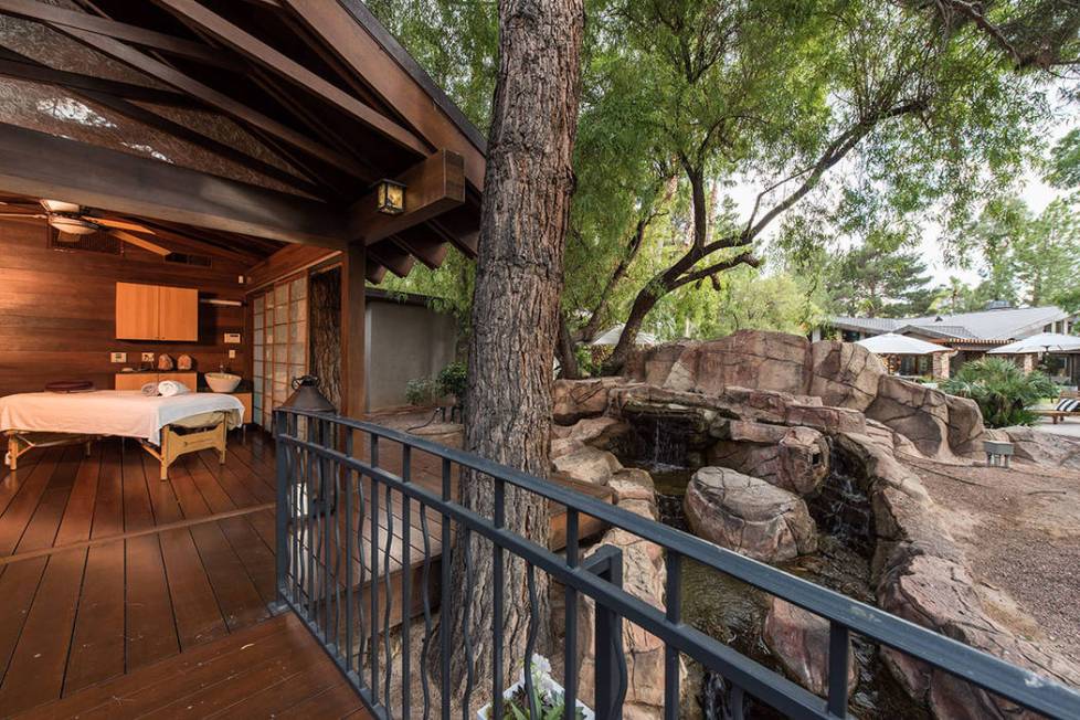 A walkway leads to the spa room. (Simply Vegas)