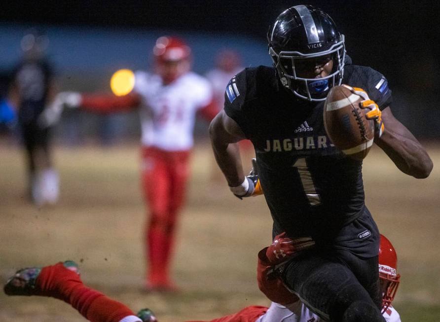 Desert Pines' Darnell Washington (1) makes way to the end zone as Arbor View's Rickie Davis Jr. ...