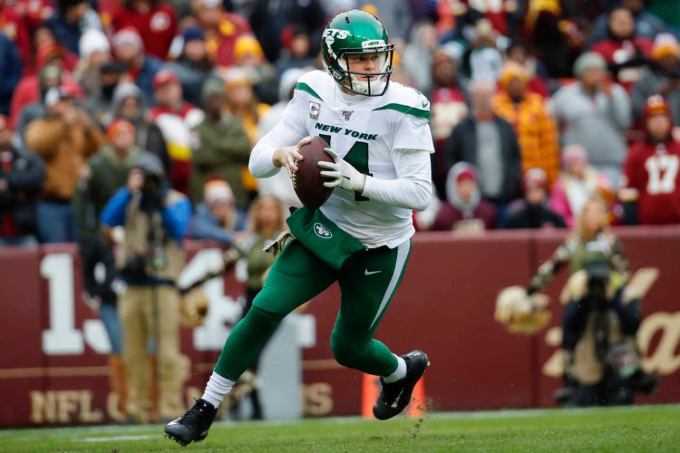New York Jets quarterback Sam Darnold (14) looks downfield to pass the ball during the first ha ...
