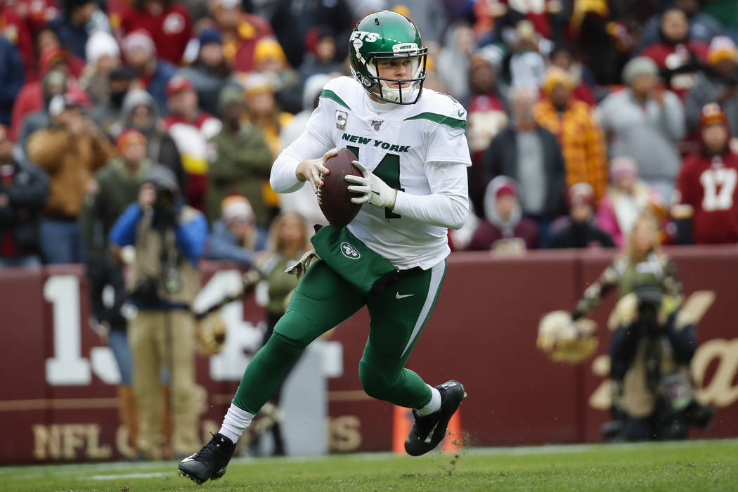 New York Jets quarterback Sam Darnold (14) looks downfield to pass the ball during the first ha ...