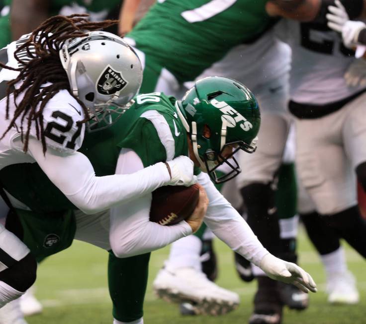 New York Jets quarterback Sam Darnold (14) dives into the end zone for a touchdown as Oakland R ...