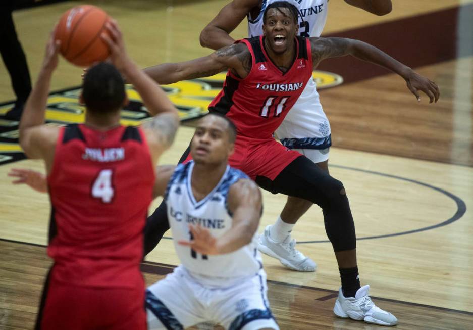 Louisiana's forward Jerekius Davis (11) looks to take a pass from forward Kobe Julien (4) as UC ...