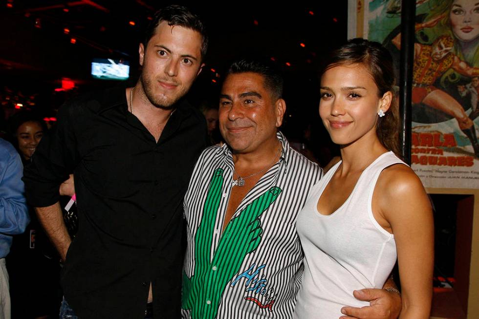 Harry Morton (izquierda), Luis Barajas (centro), fundador de la revista Flaunt, y Jessica Alba ...