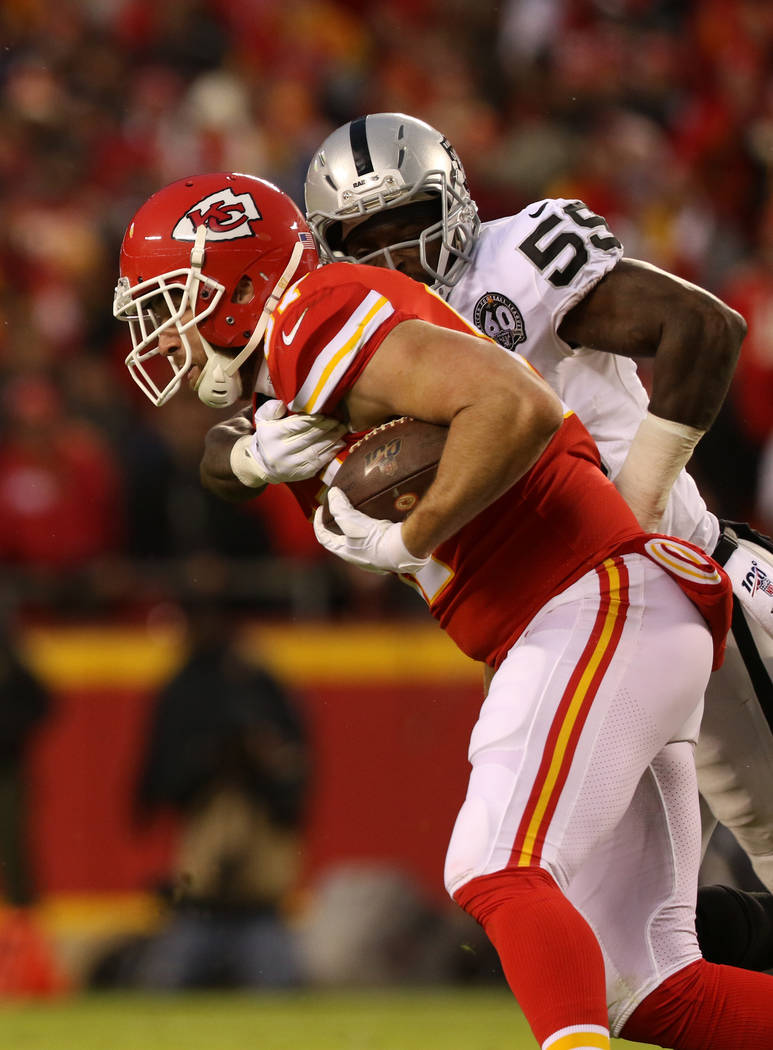 Oakland Raiders outside linebacker Tahir Whitehead (59) tries to tackle Kansas City Chiefs tigh ...