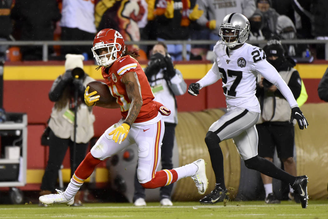 Kansas City Chiefs wide receiver Demarcus Robinson (11) carries the ball away from Oakland Raid ...