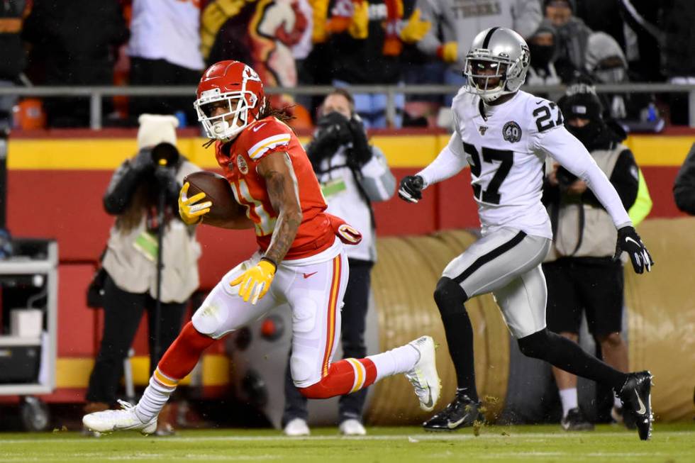 Kansas City Chiefs wide receiver Demarcus Robinson (11) carries the ball away from Oakland Raid ...