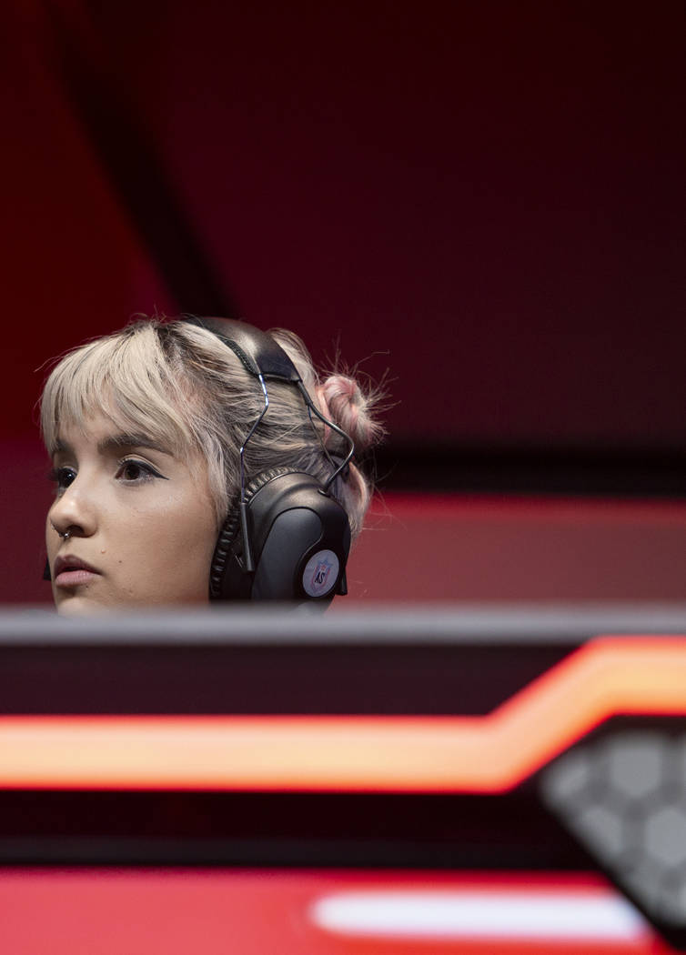 Mônica Arruda, who is known as "Riyuuka," when she plays League of Legends, show ...