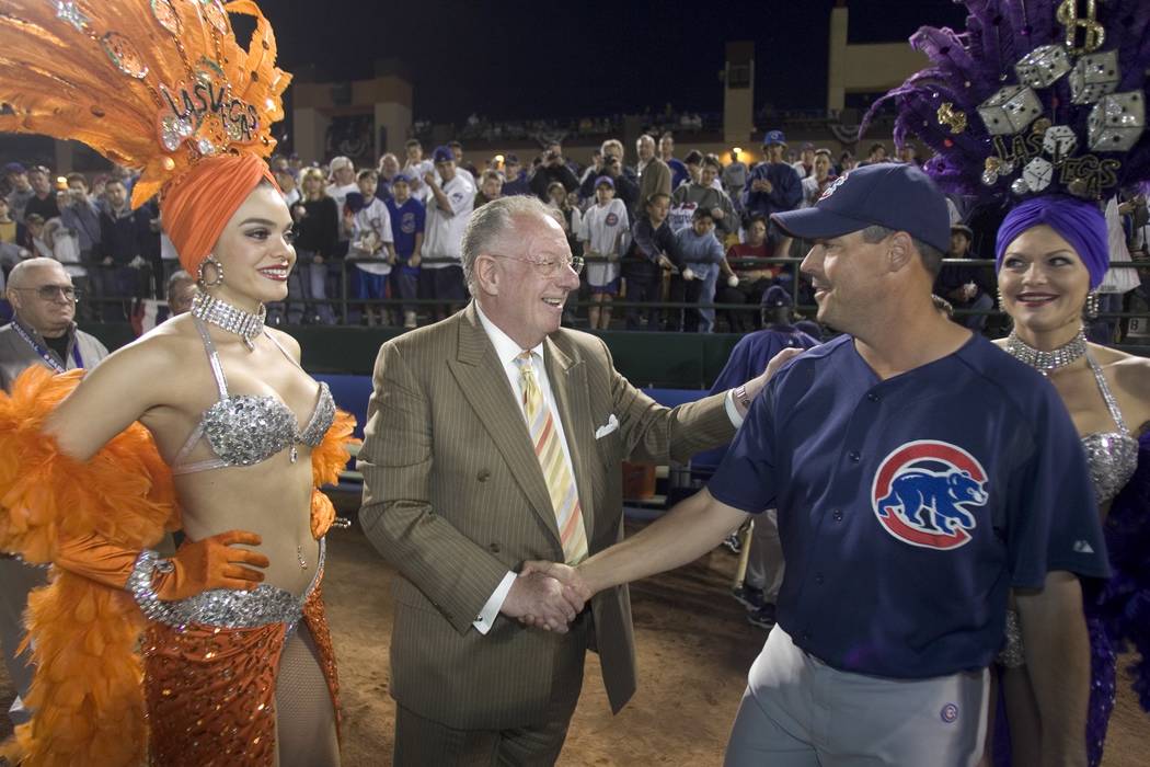 Mayor Oscar Goodman, second from left, greets Chicago Cubs pitcher, and Las Vegan, Greg Maddux ...