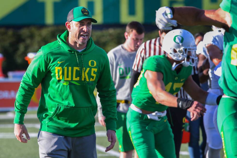 Oregon Offensive Coordinator Marcus Arroyo works with the quarterbacks and the offense on Wedne ...