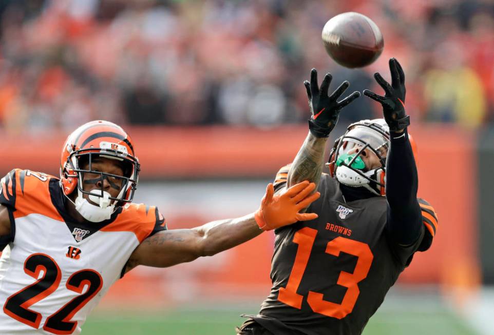 Cleveland Browns wide receiver Odell Beckham Jr. (13) can't hold onto the ball under pressure f ...
