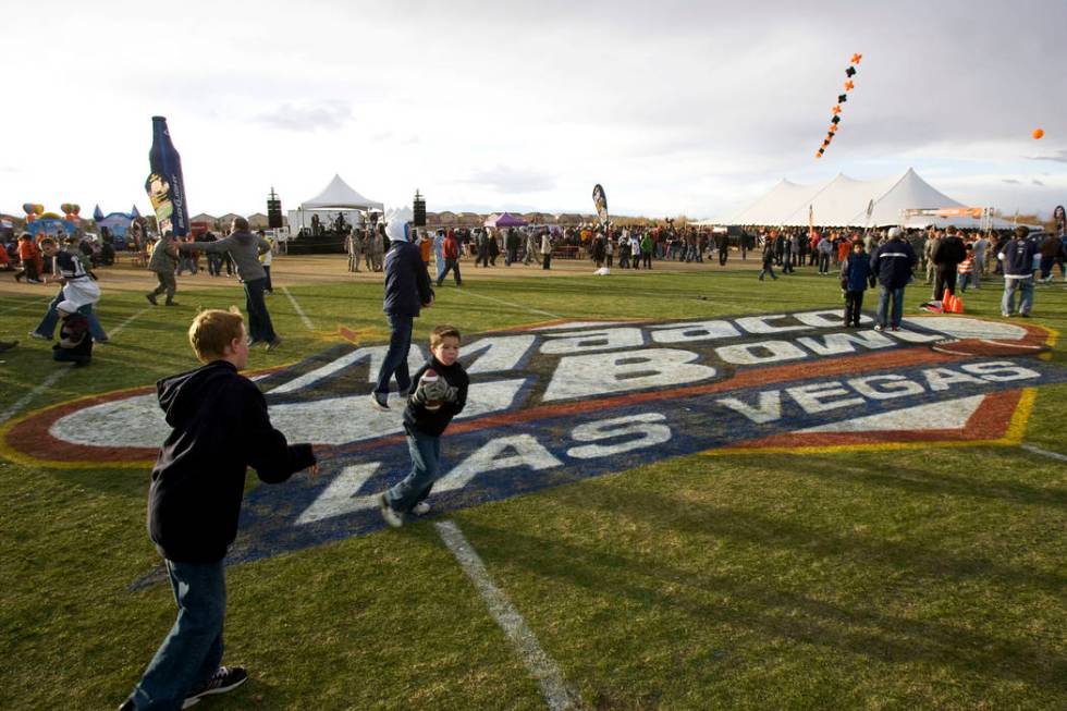 People play in the tailgate section before the MAACO Bowl Las Vegas between Oregon State and Br ...