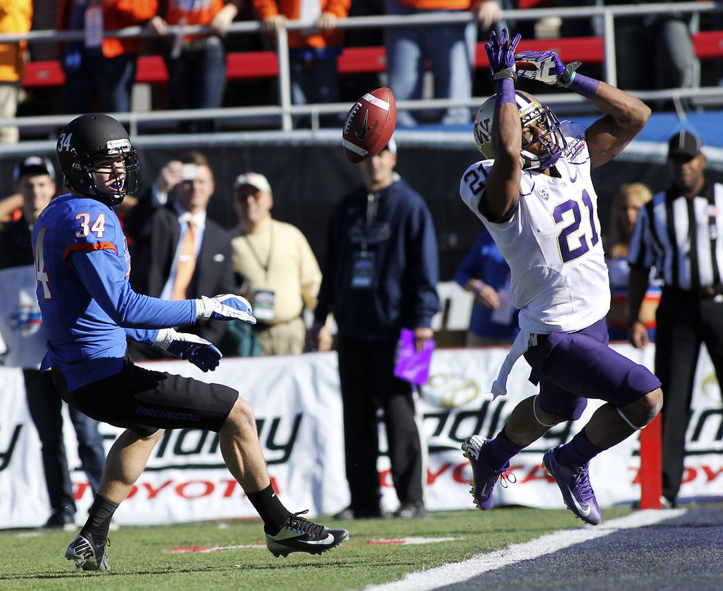 The University of Washington's Marcus Peters (21) drops a potential interception in front of Bo ...