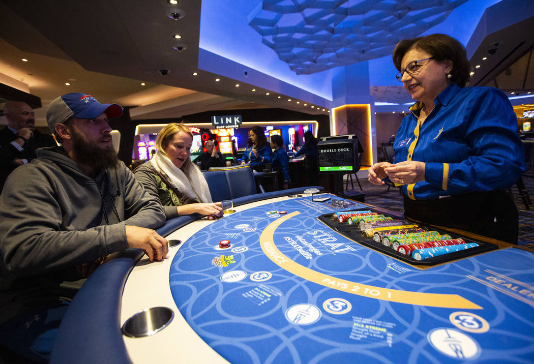 Blackjack dealer Amal Almisber, right, works the table as John and Shannon Welt, of Grants Pass ...