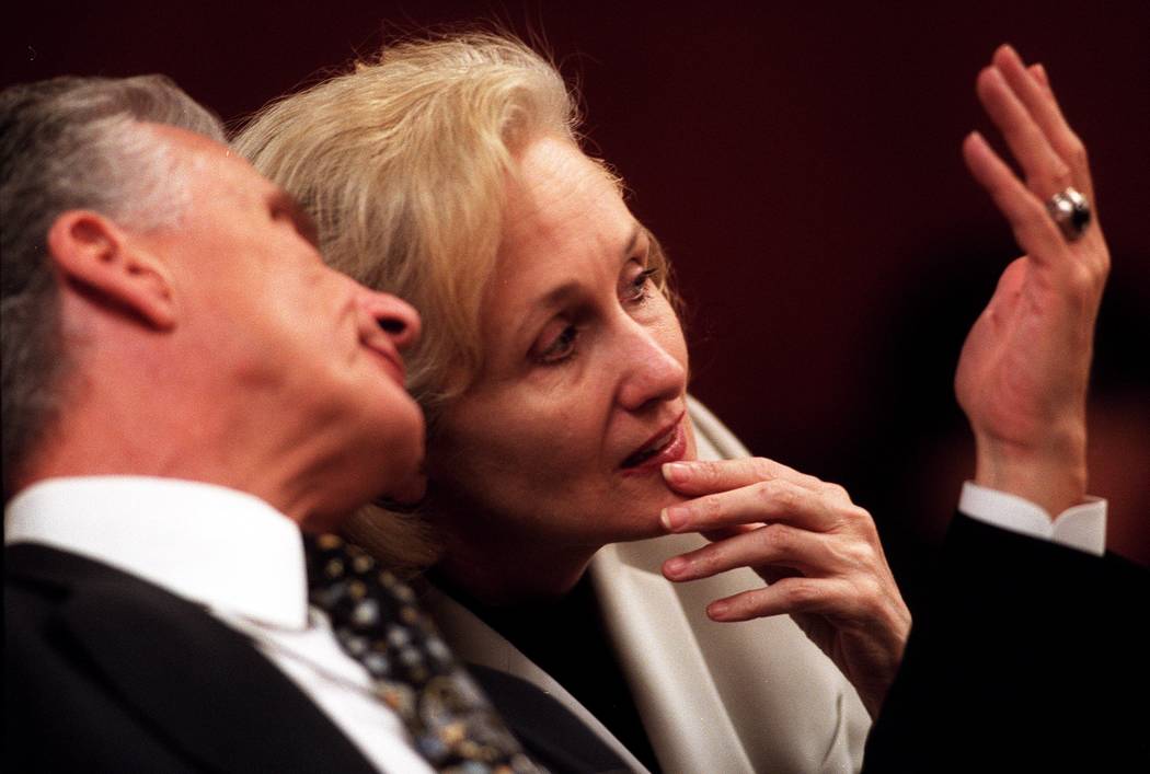 Attorney John Momot confers with his client Margaret Rudin during court in 2001. (Las Vegas Rev ...