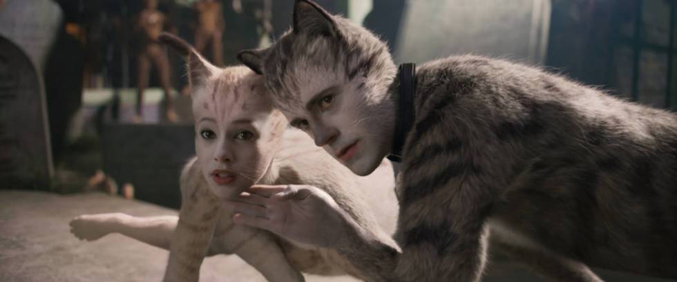 (from left) Victoria (Francesca Hayward) and Munkustrap (Robbie Fairchild) in "Cats," ...