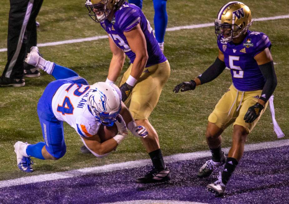 Boise State Broncos running back George Holani (24, left) dives into the end zone for their onl ...