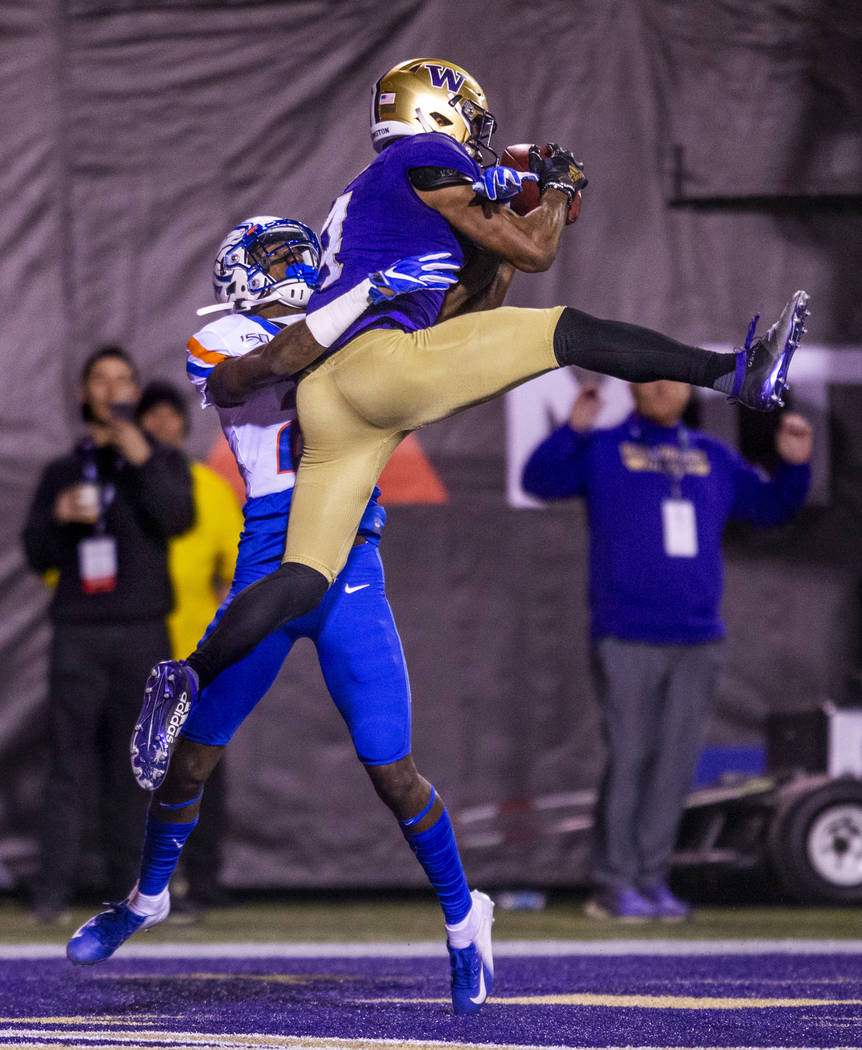 Washington Huskies wide receiver Terrell Bynum (4, right) secures a touchdown pass above Boise ...
