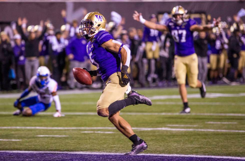 Washington Huskies wide receiver Andre Baccellia (5) scampers into the end zone over the Boise ...