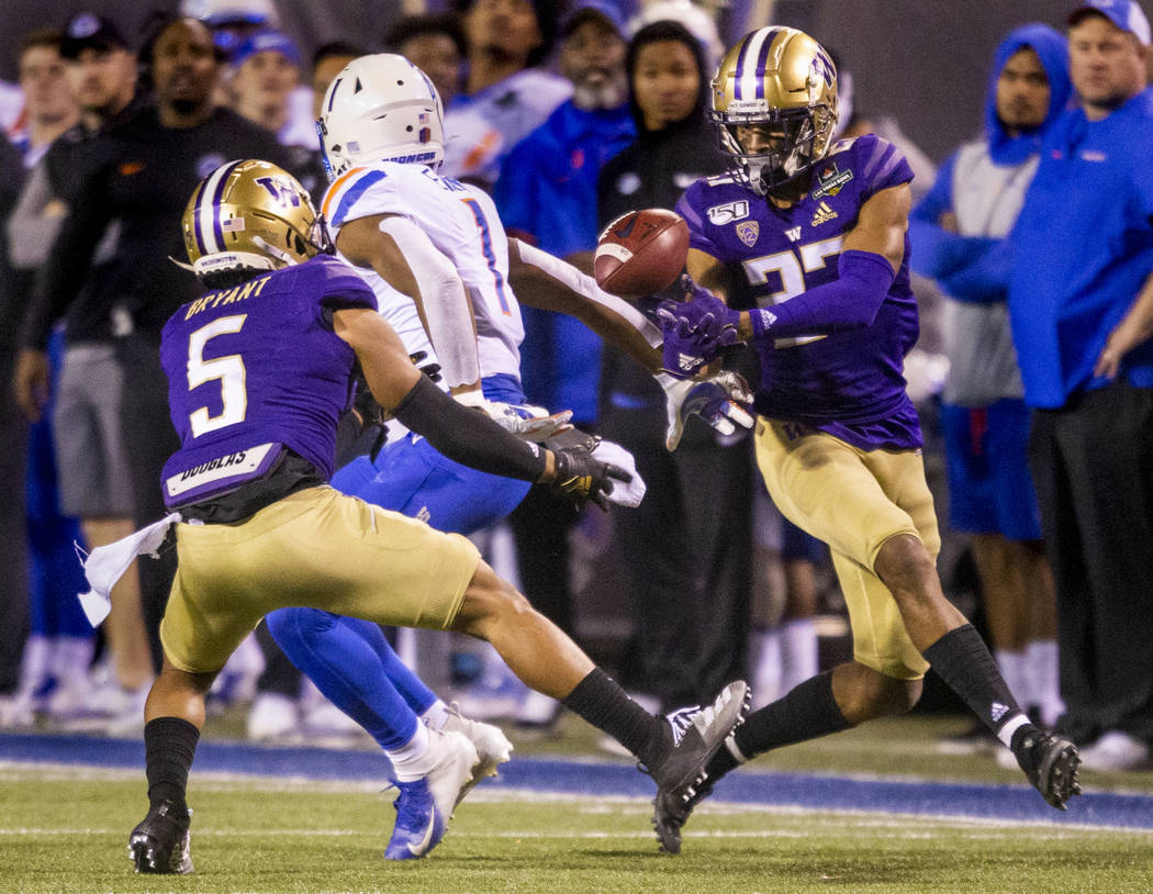 Washington Huskies defensive back Keith Taylor (27, right) attempts to catch a pass intended fo ...