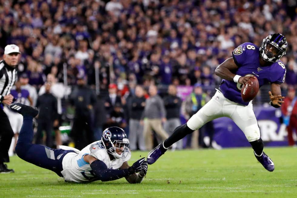 Baltimore Ravens quarterback Lamar Jackson (8) slips away from Tennessee Titans linebacker Haro ...