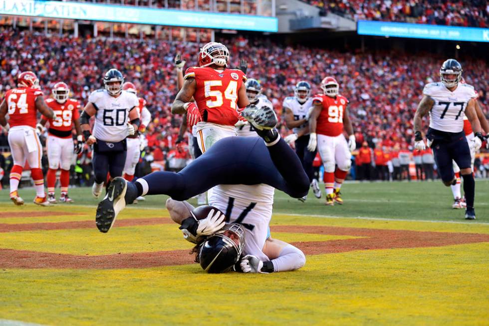 Tennessee Titans' Dennis Kelly (71) catches a touchdown pass during the first half of the NFL A ...