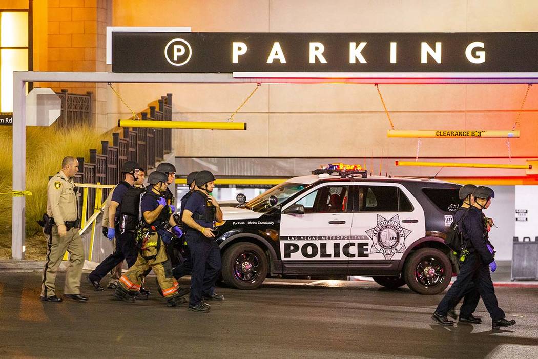 La policía investiga un tiroteo el martes, 21 de enero de 2020 en el centro comercial Fashion ...