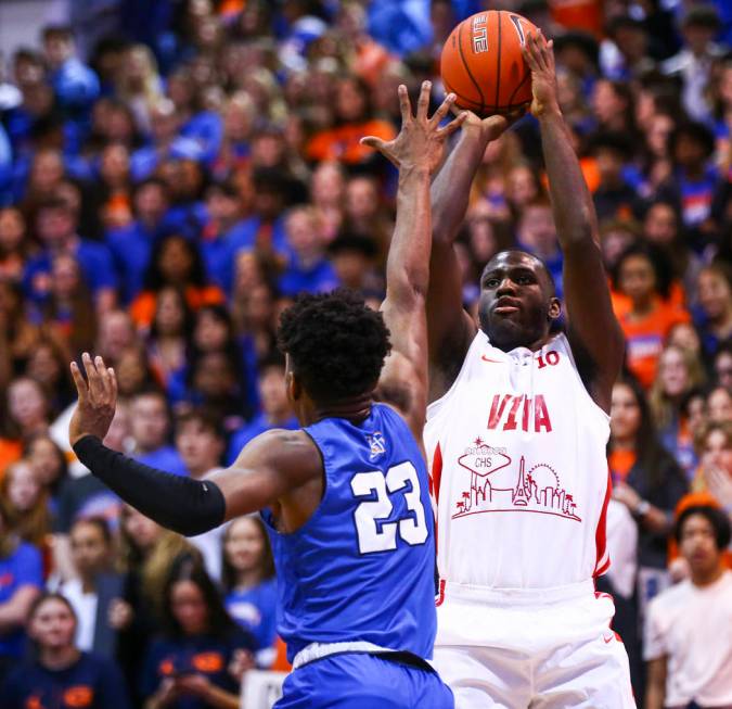 Coronado's Tyrelle Hunt (10) shoots over Bishop Gorman's Mwani Wilkinson (23) during the first ...