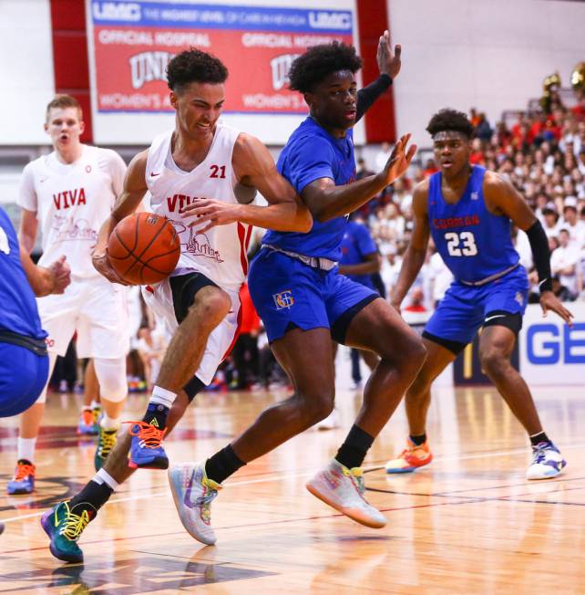 Coronado's Max Howard (21) tries to get past Bishop Gorman's Jonathan Braggs (4) during the fir ...