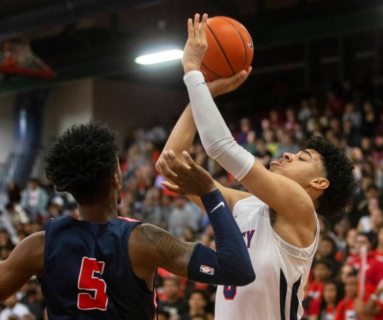 Liberty senior guard Julian Strawther (0) shoots a corner three over Coronado senior forward Fe ...