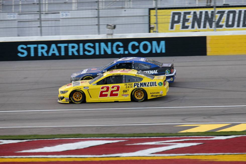 NASCAR Cup Series drivers Joey Logano (22) and Chris Buescher (17) practice for SundayÕs Pennz ...