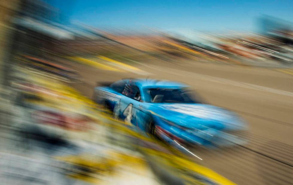 Kevin Harvick (4) leads the race into turn one during the Pennzoil 400 presented by Jiffy Lube, ...