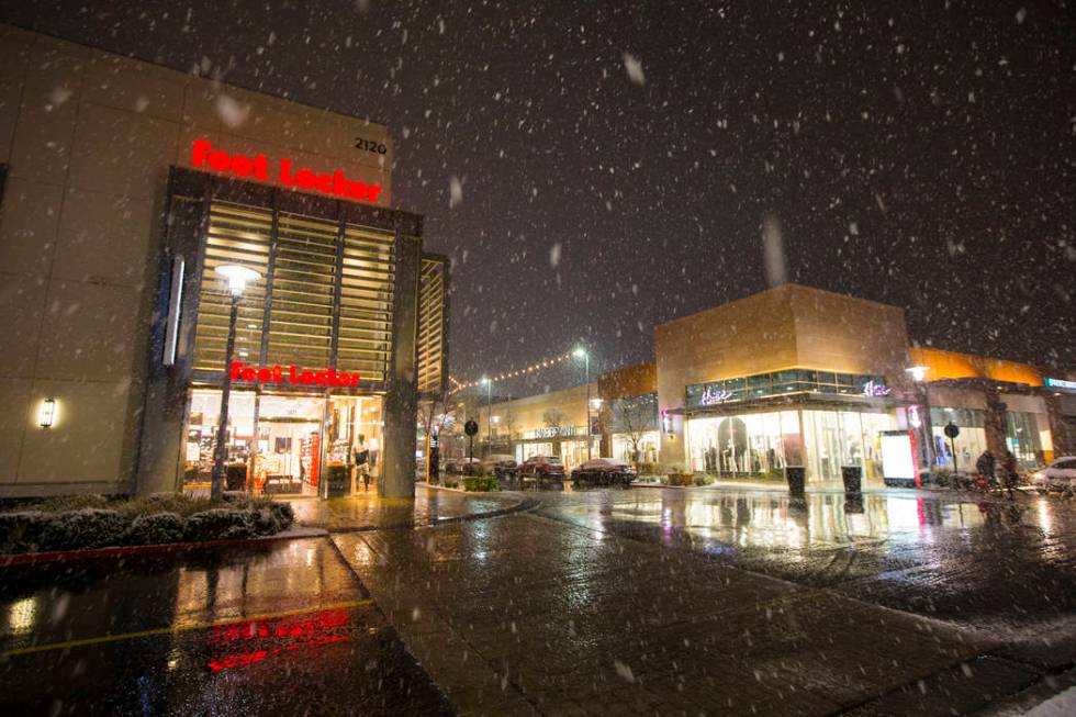 Snow falls around Downtown Summerlin in Las Vegas on Wednesday, Feb. 20, 2019. (Chase Stevens/L ...