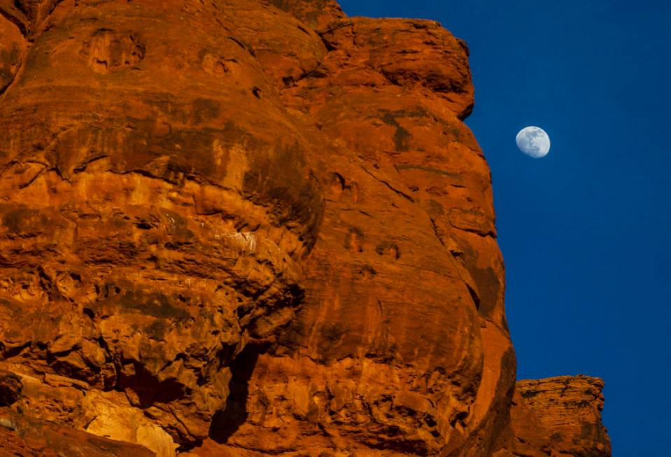 The moon rises over the mountains in St. George. (Benjamin Hager/Las Vegas Review-Journal) @ben ...