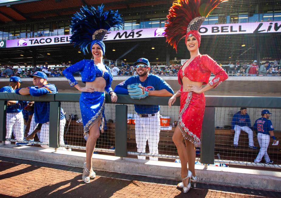 Showgirls Jennifer Vossmer, left, and Carolin Feigs, right, pose for a photo with Chicago Cubs' ...