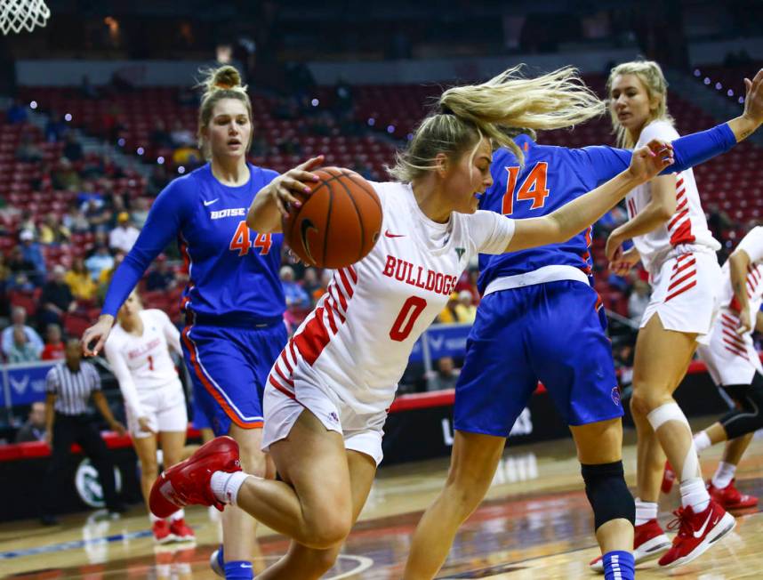 Fresno State Bulldogs' Hanna Cavinder (0) moves the ball around Boise State Broncos' Braydey Ho ...