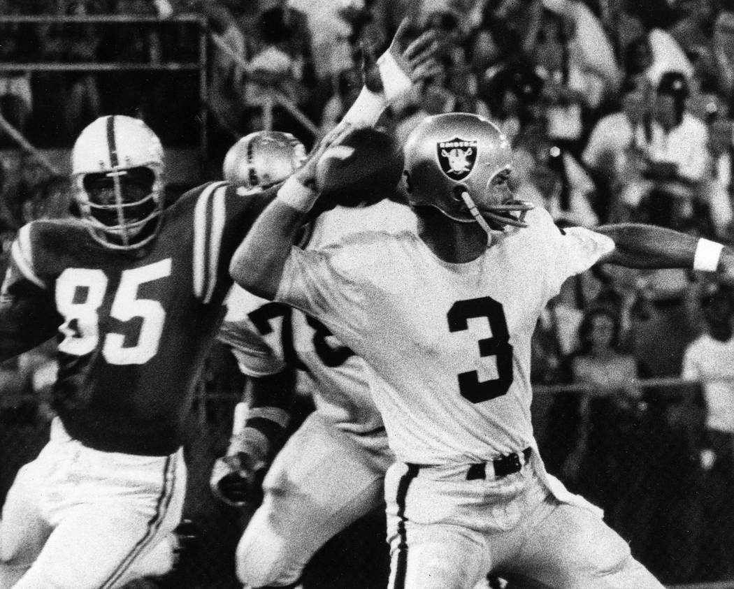 Colts' Roy Hilton (85) tries to block a pass by Raiders' Daryle Lamonica in Jacksonville, Fla., ...