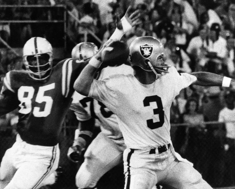 Colts' Roy Hilton (85) tries to block a pass by Raiders' Daryle Lamonica in Jacksonville, Fla., ...