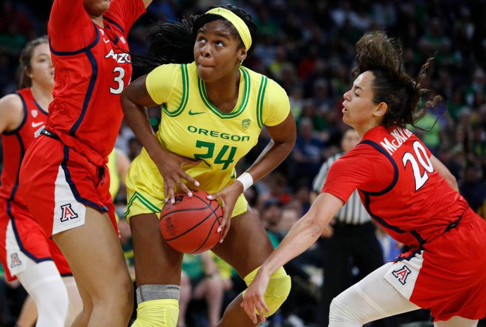 Oregon's Ruthy Hebard (24) drives around Arizona's Dominique McBryde (20) during the second hal ...