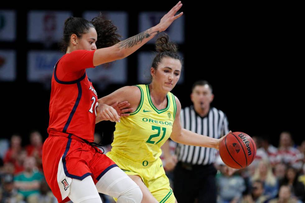 Oregon's Erin Boley (21) drives around Arizona's Dominique McBryde (20) during the second half ...