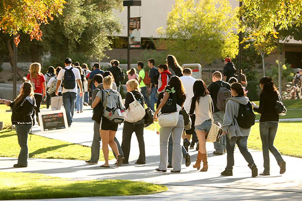 UNLV students are shown on campus (Las Vegas Review-Journal)