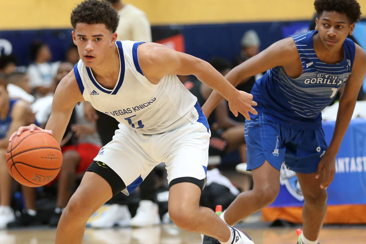 Las Vegas Knicks' Anthony Swift (5), left, looks to make a play under pressure from U.T.U. Gori ...