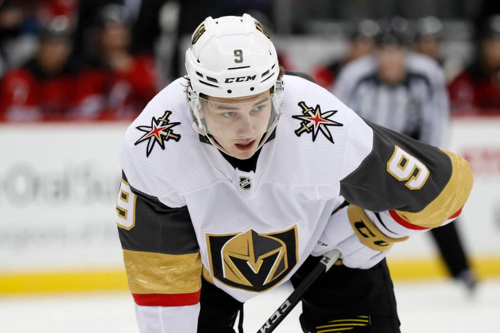 El centro de los Golden Knights de Las Vegas, Cody Glass (9), espera un enfrentamiento durante ...