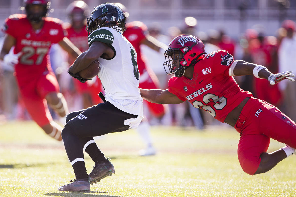 UNLV Rebels defensive back Sir Oliver Everett (33) tackles Hawaii Warriors wide receiver Cedric ...