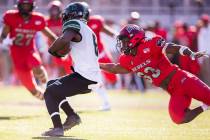 UNLV Rebels defensive back Sir Oliver Everett (33) tackles Hawaii Warriors wide receiver Cedric ...