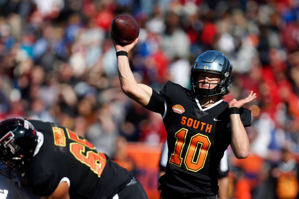 South quarterback Justin Herbert of Oregon (10) throws a pass during the first half of the Seni ...