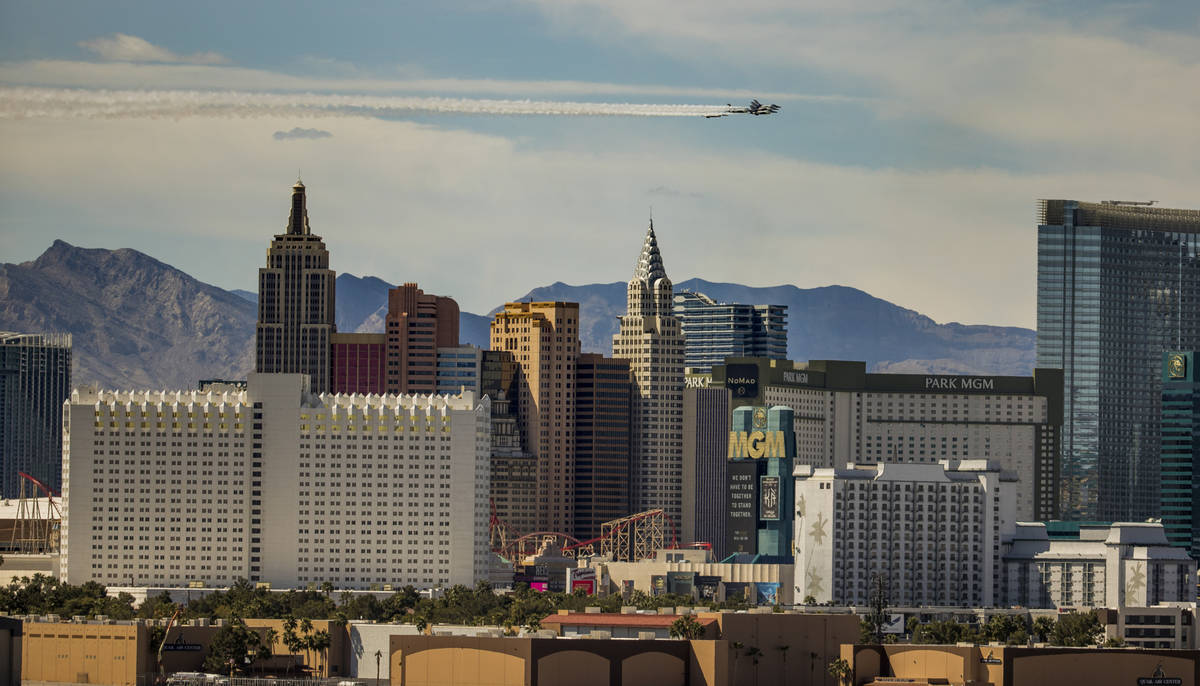 The U.S. Air Force Air Demonstration Squadron ÒThunderbirdsÓ soar past New York-New Y ...