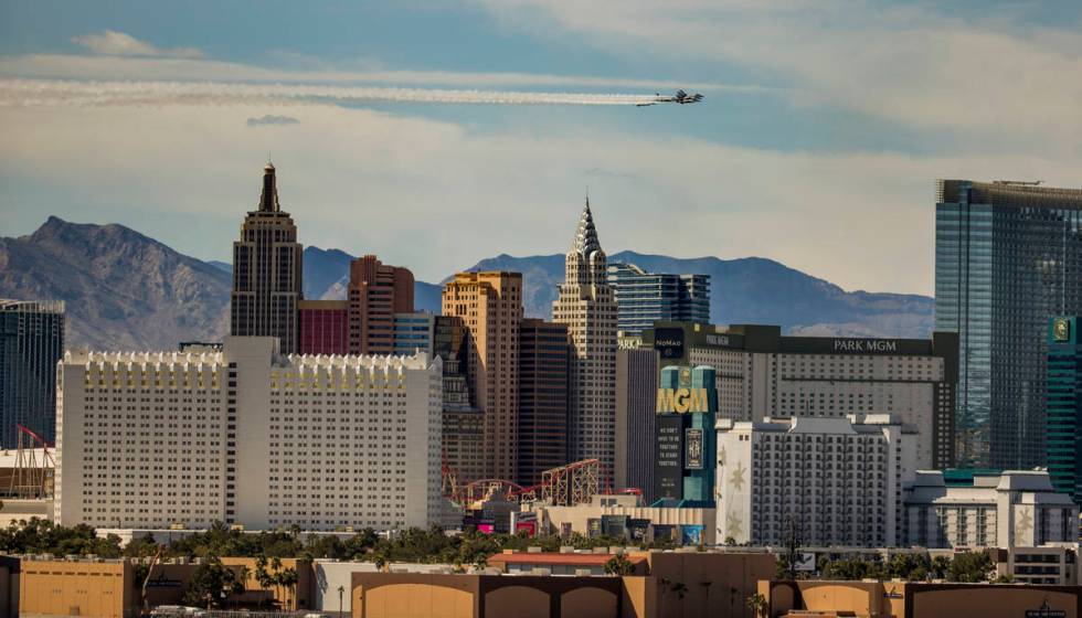 The U.S. Air Force Air Demonstration Squadron ÒThunderbirdsÓ soar past New York-New Y ...