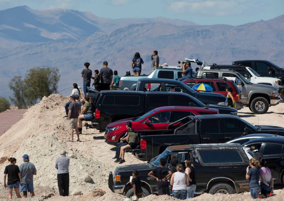 Las Vegans came out to watch the U.S. Air Force Air Demonstration Squadron, the ÒThunderbi ...