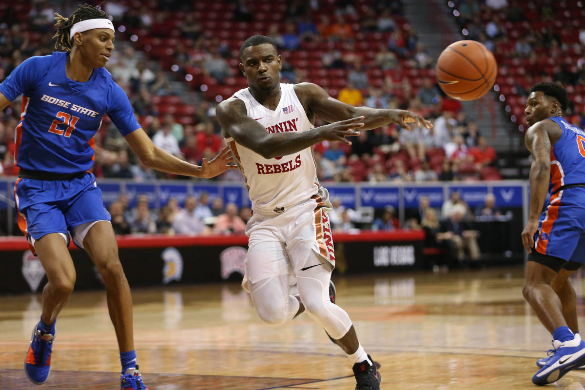 UNLV Rebels guard Amauri Hardy (3) makes a pass under pressure from Boise State Broncos guard D ...